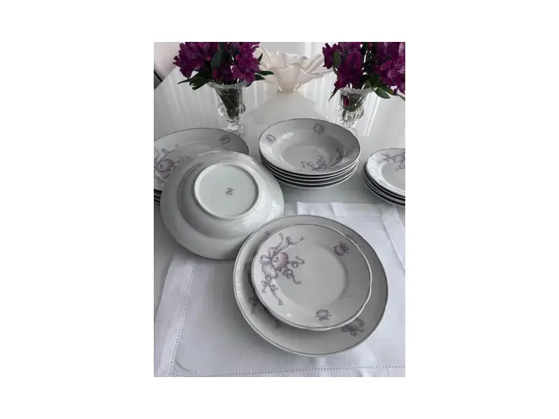 Foto de um(a) CONJUNTO SERVIÇO DE JANTAR DELICADO - PORCELANA REAL S.A (1970 - 1990), da categoria de Jogos de pratos. PORCELANA REAL SOFISTICADO CONJUNTO, PARTE DE SERVIÇO DE JANTAR, EXECUTADO EM PORCELANA ESMALTADA RICAMENTE DECORADA COM ... Mostrado de uma perspectiva diferente. Vendido no marketplace Trésors.