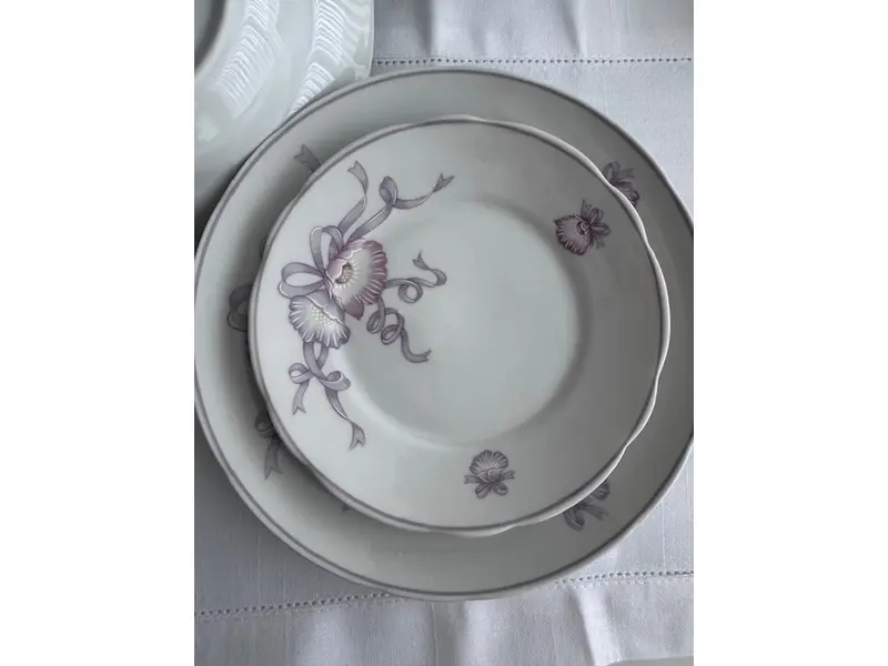 Foto de um(a) CONJUNTO SERVIÇO DE JANTAR DELICADO - PORCELANA REAL S.A (1970 - 1990), da categoria de Jogos de pratos. PORCELANA REAL SOFISTICADO CONJUNTO, PARTE DE SERVIÇO DE JANTAR, EXECUTADO EM PORCELANA ESMALTADA RICAMENTE DECORADA COM ... Mostrado de uma perspectiva diferente. Vendido no marketplace Trésors.