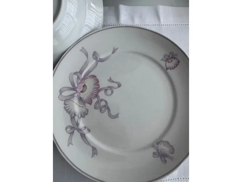 Foto de um(a) CONJUNTO SERVIÇO DE JANTAR DELICADO - PORCELANA REAL S.A (1970 - 1990), da categoria de Jogos de pratos. PORCELANA REAL SOFISTICADO CONJUNTO, PARTE DE SERVIÇO DE JANTAR, EXECUTADO EM PORCELANA ESMALTADA RICAMENTE DECORADA COM ... Mostrado de uma perspectiva diferente. Vendido no marketplace Trésors.