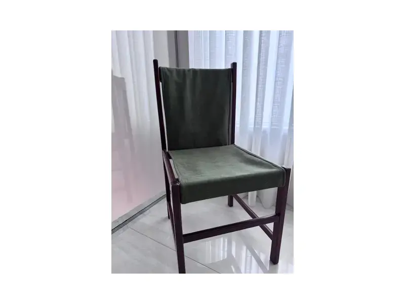 Foto de um(a) CADEIRA SERGIO RODRIGUES - ACERVO FUB (Fundação Universidade de Brasília 1961), da categoria de Cadeiras, bancos e banquetas. Cadeira que fez parte do acervo da Universidade de Brasilia, conta como tombamento baixado. Sergio Rodrigues foi contratado... Mostrado de uma perspectiva diferente. Vendido no marketplace Trésors.
