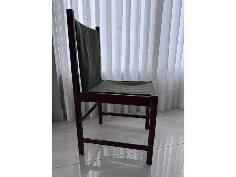 Foto de um(a) CADEIRA SERGIO RODRIGUES - ACERVO FUB (Fundação Universidade de Brasília 1961), da categoria de Cadeiras, bancos e banquetas. Cadeira que fez parte do acervo da Universidade de Brasilia, conta como tombamento baixado. Sergio Rodrigues foi contratado... Mostrado de uma perspectiva diferente. Vendido no marketplace Trésors.