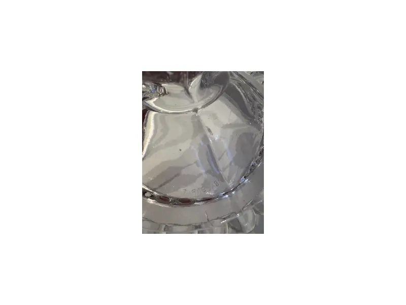 Foto de um(a) Par de castiçais - BACCARAT séc XIX, da categoria de Castiçais. Par de castiçais franceses, séc. XIX, Baccarat, translúcido, base com borda em perolados, copo para vela com gotas e... Mostrado de uma perspectiva diferente. Vendido no marketplace Trésors.