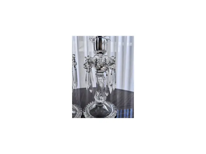 Foto de um(a) Par de castiçais - BACCARAT séc XIX, da categoria de Castiçais. Par de castiçais franceses, séc. XIX, Baccarat, translúcido, base com borda em perolados, copo para vela com gotas e... Mostrado de uma perspectiva diferente. Vendido no marketplace Trésors.