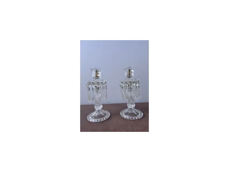 Foto de um(a) Par de castiçais - BACCARAT séc XIX, da categoria de Castiçais. Par de castiçais franceses, séc. XIX, Baccarat, translúcido, base com borda em perolados, copo para vela com gotas e... Mostrado de uma perspectiva diferente. Vendido no marketplace Trésors.