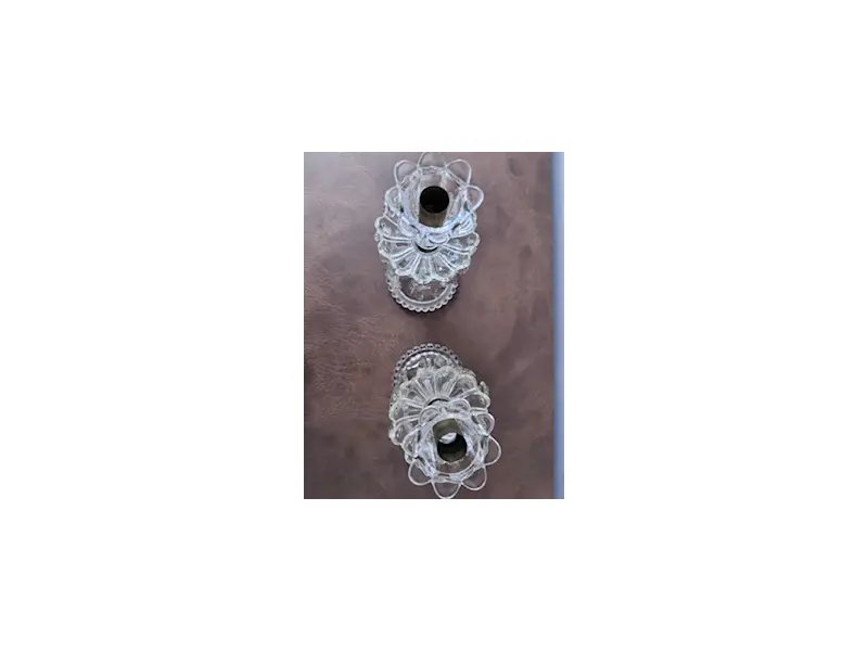Foto de um(a) Par de castiçais - BACCARAT séc XIX, da categoria de Castiçais. Par de castiçais franceses, séc. XIX, Baccarat, translúcido, base com borda em perolados, copo para vela com gotas e... Mostrado de uma perspectiva diferente. Vendido no marketplace Trésors.