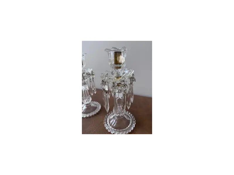Foto de um(a) Par de castiçais - BACCARAT séc XIX, da categoria de Castiçais. Par de castiçais franceses, séc. XIX, Baccarat, translúcido, base com borda em perolados, copo para vela com gotas e... Mostrado de uma perspectiva diferente. Vendido no marketplace Trésors.