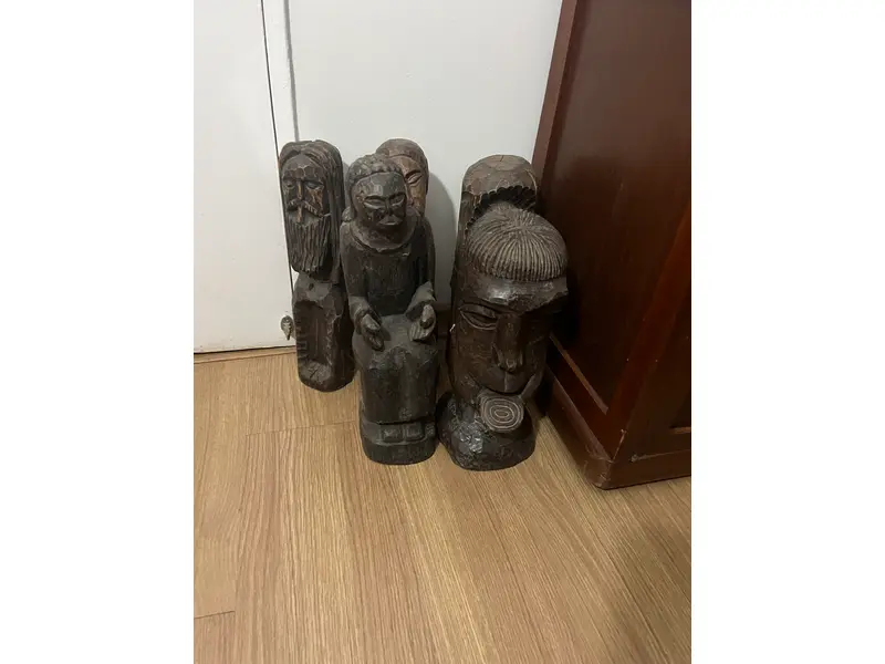 Foto de um(a) Conjunto de estarias esculpidas a mão, da categoria de Modelos e estatuetas. Conjunto de Esculturas em madeira – Arte Popular/Tribal Lindo conjunto de esculturas em madeira maciça, entalhadas à mão,... Mostrado de uma perspectiva diferente. Vendido no marketplace Trésors.