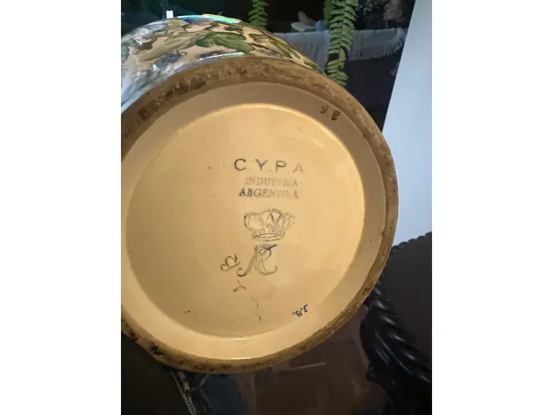 Foto de um(a) Elegante vaso em porcelana vitrificada - manufatura argentina, da categoria de Vasos. Elegante vaso em porcelana vitrificada, manufatura C.Y.P.A. – Cerámica y Porcelana Argentina, marcado na base com selo da... Mostrado de uma perspectiva diferente. Vendido no marketplace Trésors.