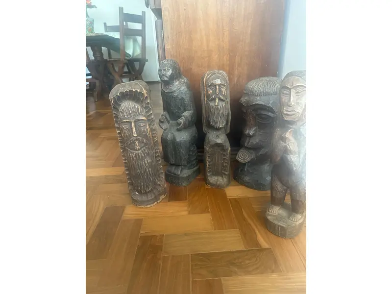 Foto de um(a) Conjunto de estarias esculpidas a mão, da categoria de Modelos e estatuetas. Conjunto de Esculturas em madeira – Arte Popular/Tribal Lindo conjunto de esculturas em madeira maciça, entalhadas à mão,... Mostrado de uma perspectiva diferente. Vendido no marketplace Trésors.