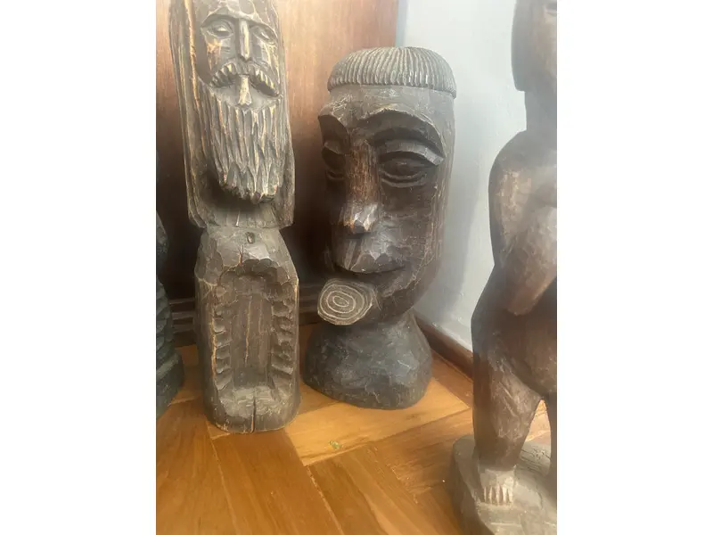 Foto de um(a) Conjunto de estarias esculpidas a mão, da categoria de Modelos e estatuetas. Conjunto de Esculturas em madeira – Arte Popular/Tribal Lindo conjunto de esculturas em madeira maciça, entalhadas à mão,... Mostrado de uma perspectiva diferente. Vendido no marketplace Trésors.