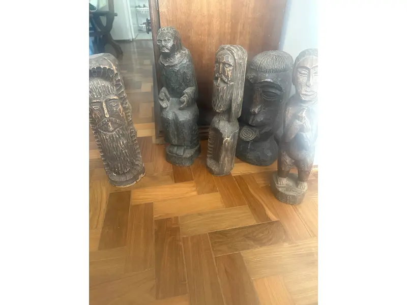 Foto de um(a) Conjunto de estarias esculpidas a mão, da categoria de Modelos e estatuetas. Conjunto de Esculturas em madeira – Arte Popular/Tribal Lindo conjunto de esculturas em madeira maciça, entalhadas à mão,... Mostrado de uma perspectiva diferente. Vendido no marketplace Trésors.