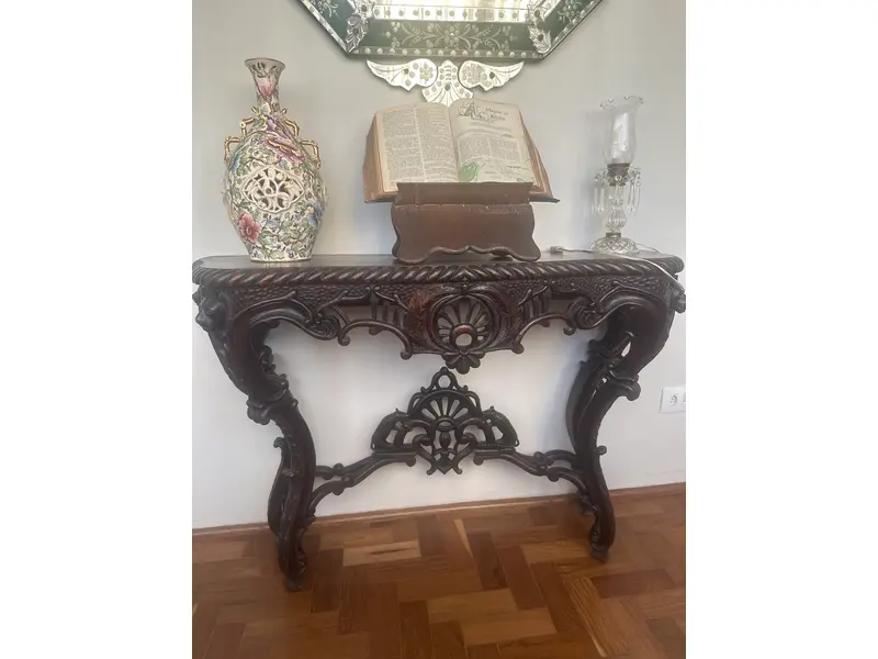 Foto de um(a) Console entalhado em madeira maciça – Estilo Clássico/Antiquário, da categoria de Aparadores e Buffet. Belíssimo console em madeira nobre maciça, ricamente entalhado à mão, com detalhes florais e arabescos em alto-relevo. A... Mostrado de uma perspectiva diferente. Vendido no marketplace Trésors.