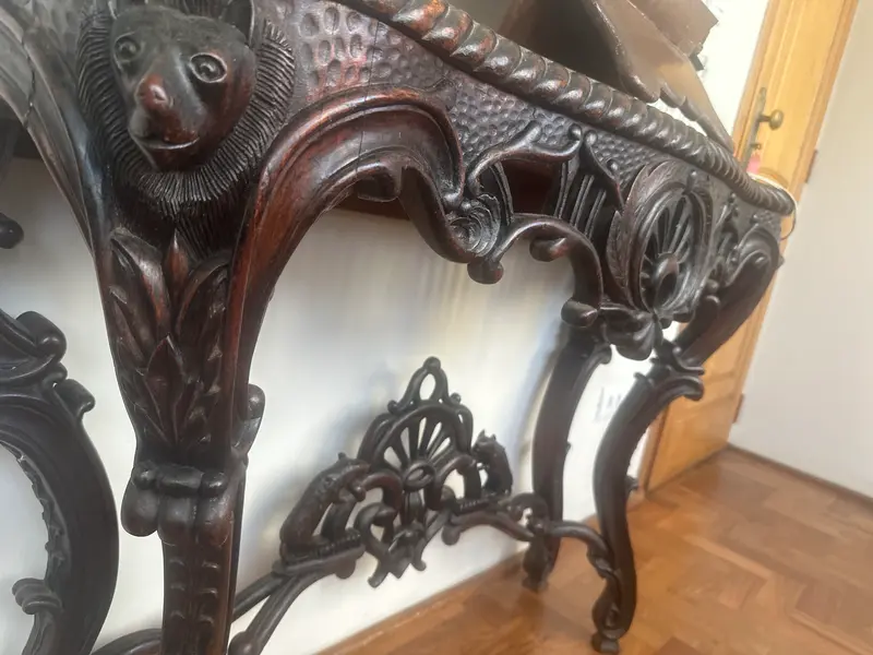Foto de um(a) Console entalhado em madeira maciça – Estilo Clássico/Antiquário, da categoria de Aparadores e Buffet. Belíssimo console em madeira nobre maciça, ricamente entalhado à mão, com detalhes florais e arabescos em alto-relevo. A... Mostrado de uma perspectiva diferente. Vendido no marketplace Trésors.