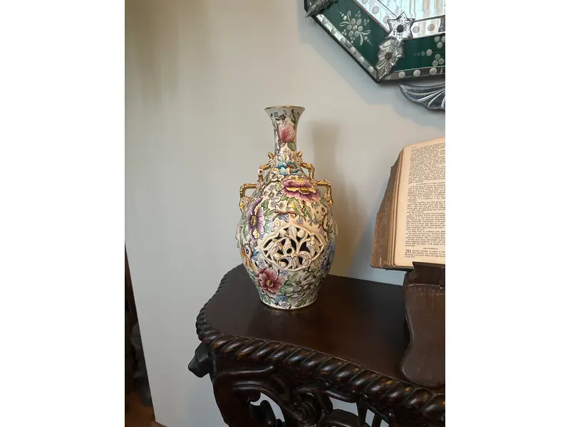 Foto de um(a) Elegante vaso em porcelana vitrificada - manufatura argentina, da categoria de Vasos. Elegante vaso em porcelana vitrificada, manufatura C.Y.P.A. – Cerámica y Porcelana Argentina, marcado na base com selo da... Mostrado de uma perspectiva diferente. Vendido no marketplace Trésors.