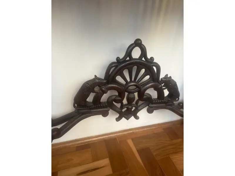 Foto de um(a) Console entalhado em madeira maciça – Estilo Clássico/Antiquário, da categoria de Aparadores e Buffet. Belíssimo console em madeira nobre maciça, ricamente entalhado à mão, com detalhes florais e arabescos em alto-relevo. A... Mostrado de uma perspectiva diferente. Vendido no marketplace Trésors.