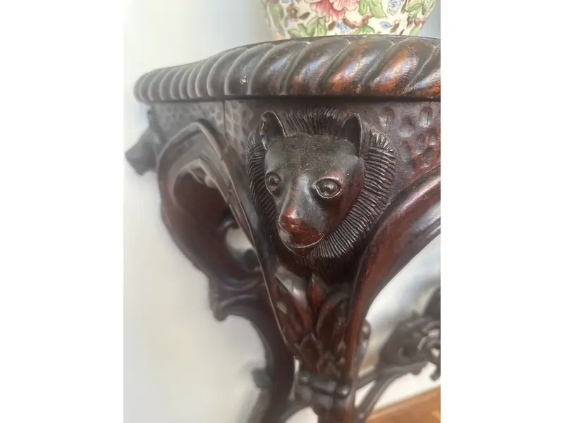 Foto de um(a) Console entalhado em madeira maciça – Estilo Clássico/Antiquário, da categoria de Aparadores e Buffet. Belíssimo console em madeira nobre maciça, ricamente entalhado à mão, com detalhes florais e arabescos em alto-relevo. A... Mostrado de uma perspectiva diferente. Vendido no marketplace Trésors.