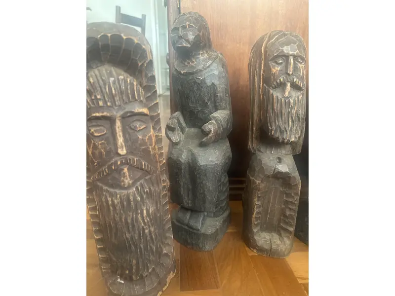 Foto de um(a) Conjunto de estarias esculpidas a mão, da categoria de Modelos e estatuetas. Conjunto de Esculturas em madeira – Arte Popular/Tribal Lindo conjunto de esculturas em madeira maciça, entalhadas à mão,... Mostrado de uma perspectiva diferente. Vendido no marketplace Trésors.