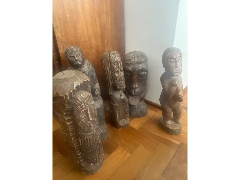 Foto de um(a) Conjunto de estarias esculpidas a mão, da categoria de Modelos e estatuetas. Conjunto de Esculturas em madeira – Arte Popular/Tribal Lindo conjunto de esculturas em madeira maciça, entalhadas à mão,... Mostrado de uma perspectiva diferente. Vendido no marketplace Trésors.