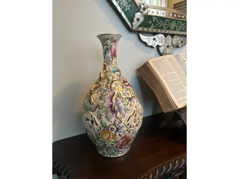 Foto de um(a) Elegante vaso em porcelana vitrificada - manufatura argentina, da categoria de Vasos. Elegante vaso em porcelana vitrificada, manufatura C.Y.P.A. – Cerámica y Porcelana Argentina, marcado na base com selo da... Mostrado de uma perspectiva diferente. Vendido no marketplace Trésors.