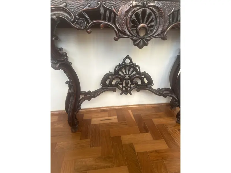 Foto de um(a) Console entalhado em madeira maciça – Estilo Clássico/Antiquário, da categoria de Aparadores e Buffet. Belíssimo console em madeira nobre maciça, ricamente entalhado à mão, com detalhes florais e arabescos em alto-relevo. A... Mostrado de uma perspectiva diferente. Vendido no marketplace Trésors.