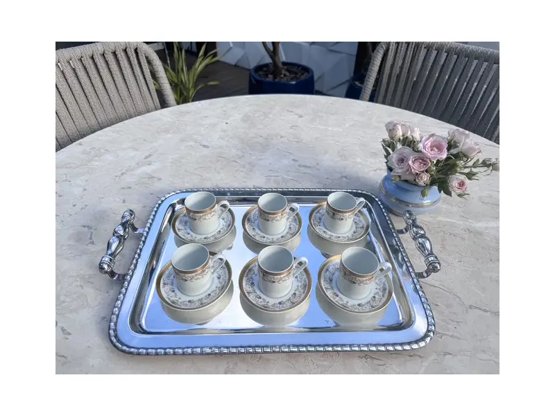 Foto de um(a) Jogo de café porcelana Real Brasil, da categoria de Conjuntos de café e chá. JOGO DE 6 LUGARES CAFÉ DA ESTIMADA MARCA DE PORCELANA REAL BRASIL. PEÇA DA DECADA DE 50. PEÇA COM PINTURA A MÃO EM OURO.... Mostrado de uma perspectiva diferente. Vendido no marketplace Trésors.