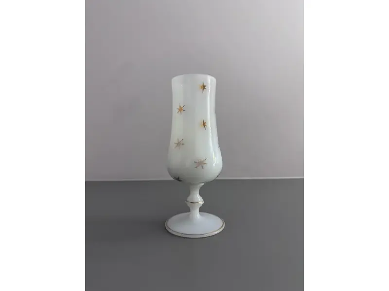 Foto de um(a) Vaso pequeno em opalina Baccarat, da categoria de Vasos. OPALINA COM ESTRELAS DOURADAS UMA JÓIA AUTENTICA DA RENOMADA CRISTALERIA BACCARAT. UMA PEÇA DO SÉCULO XIX. COM DETALHES... Mostrado de uma perspectiva diferente. Vendido no marketplace Trésors.