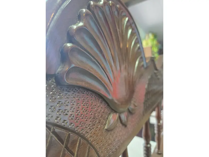 Foto de um(a) Namoradeira em imbuia maciça entalhada com assento em palhinha, da categoria de Recamier e Chaise. Banco antigo confeccionado em imbuia maciça entalhada à mão, apresentando rico trabalho artesanal no encosto e nos braços... Mostrado de uma perspectiva diferente. Vendido no marketplace Trésors.