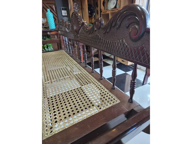 Foto de um(a) Namoradeira em imbuia maciça entalhada com assento em palhinha, da categoria de Recamier e Chaise. Banco antigo confeccionado em imbuia maciça entalhada à mão, apresentando rico trabalho artesanal no encosto e nos braços... Mostrado de uma perspectiva diferente. Vendido no marketplace Trésors.