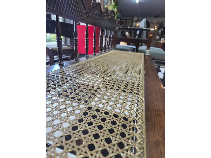 Foto de um(a) Namoradeira em imbuia maciça entalhada com assento em palhinha, da categoria de Recamier e Chaise. Banco antigo confeccionado em imbuia maciça entalhada à mão, apresentando rico trabalho artesanal no encosto e nos braços... Mostrado de uma perspectiva diferente. Vendido no marketplace Trésors.