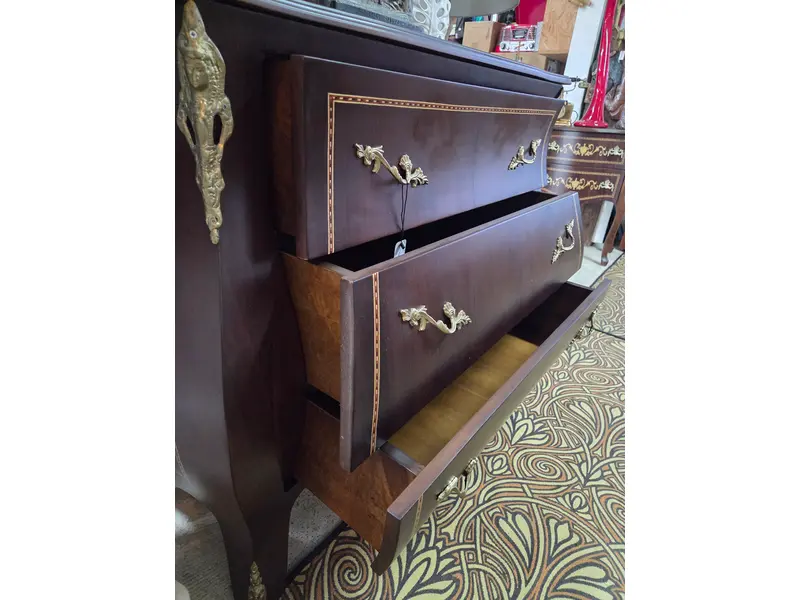 Foto de um(a) Cômoda Bombê de alto padrão em Imbuia, da categoria de Cômodas e Sapateira. Ápice do luxo e da sofisticação para ambientes exclusivos Esta Cômoda Bombê é uma peça magnífica que representa o auge do... Mostrado de uma perspectiva diferente. Vendido no marketplace Trésors.