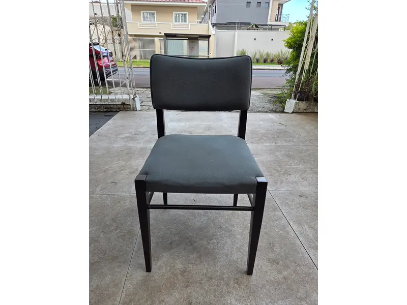 Foto de um(a) Cadeira Modernista com estofado cinza – Design Clássico e Estrutura Robusta, da categoria de Outras cadeiras . Cadeiras com estrutura em madeira maciça, de linhas retas e design modernista. Possui assento e encosto estofados,... Mostrado de uma perspectiva diferente. Vendido no marketplace Trésors.