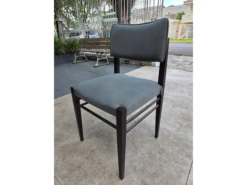 Foto de um(a) Cadeira Modernista com estofado cinza – Design Clássico e Estrutura Robusta, da categoria de Outras cadeiras . Cadeiras com estrutura em madeira maciça, de linhas retas e design modernista. Possui assento e encosto estofados,... Mostrado de uma perspectiva diferente. Vendido no marketplace Trésors.