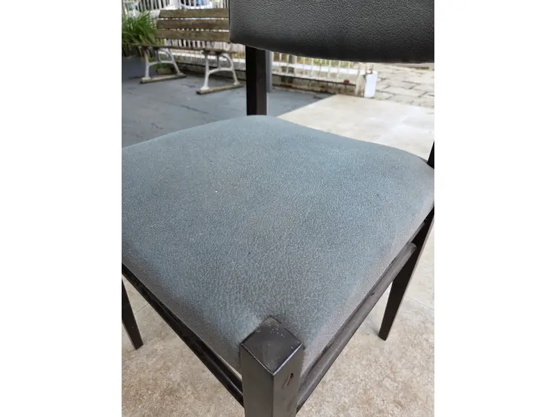 Foto de um(a) Cadeira Modernista com estofado cinza – Design Clássico e Estrutura Robusta, da categoria de Outras cadeiras . Cadeiras com estrutura em madeira maciça, de linhas retas e design modernista. Possui assento e encosto estofados,... Mostrado de uma perspectiva diferente. Vendido no marketplace Trésors.