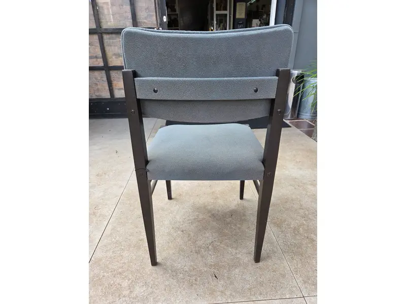 Foto de um(a) Cadeira Modernista com estofado cinza – Design Clássico e Estrutura Robusta, da categoria de Outras cadeiras . Cadeiras com estrutura em madeira maciça, de linhas retas e design modernista. Possui assento e encosto estofados,... Mostrado de uma perspectiva diferente. Vendido no marketplace Trésors.