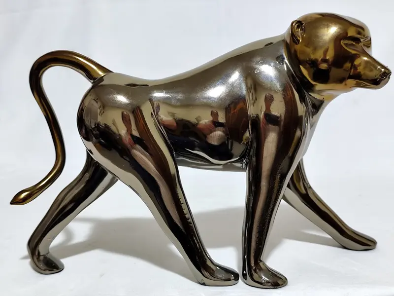 Foto de um(a) Grande escultura decorativo de babuíno, da categoria de Escultura. Grande escultura decorativo de babuíno em material rígido em tons dourado e fumê. Medidas 21 cm alt. X 27 cm compr. Mostrado de uma perspectiva diferente. Vendido no marketplace Trésors.
