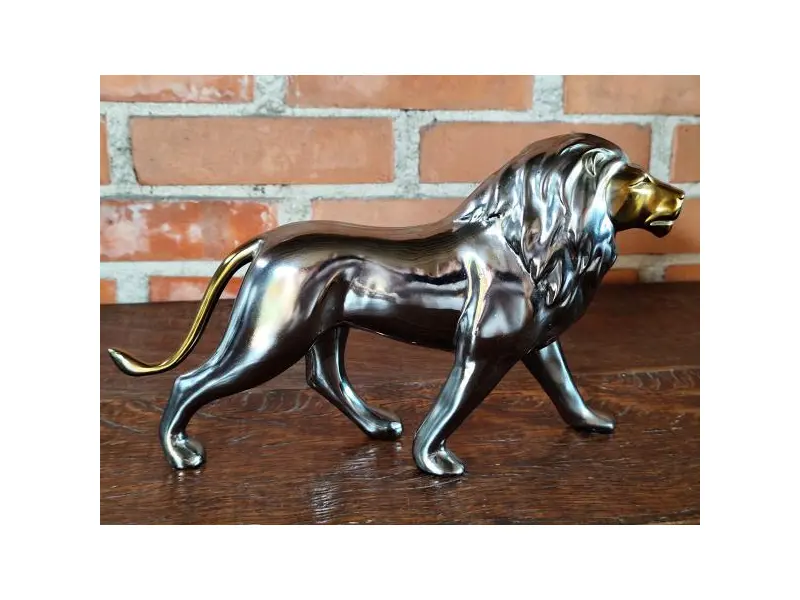 Foto de um(a) Grande escultura decorativo de leão, da categoria de Escultura. Grande escultura decorativo de leão em material rígido em tons dourado e fumê. Medidas 20,5 cm alt. X 33 cm compr. Mostrado de uma perspectiva diferente. Vendido no marketplace Trésors.