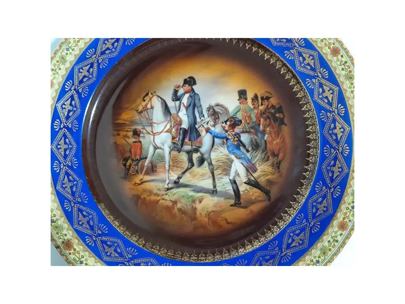 Foto de um(a) Medalhão em porcelana tcheca ao centro ornamentado por batalha Napoleônica, da categoria de Pratos Decorativos. Medalhão em porcelana tcheca, policromada e dourada, com aba decorada por vários frisos geométricos. Centro ornamentado por... Mostrado de uma perspectiva diferente. Vendido no marketplace Trésors.