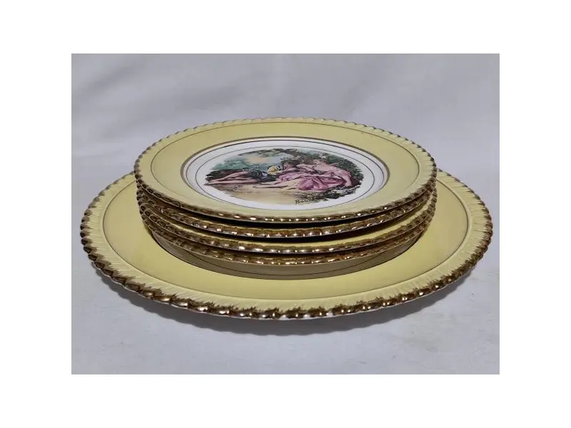 Foto de um(a) Antigo conjunto para bolo em porcelana NADIR (Década 70), da categoria de Pratos. Antigo conjunto para bolo em porcelana NADIR, barrado amarelo e reserva central com cena galante, borda ondulada com... Mostrado de uma perspectiva diferente. Vendido no marketplace Trésors.