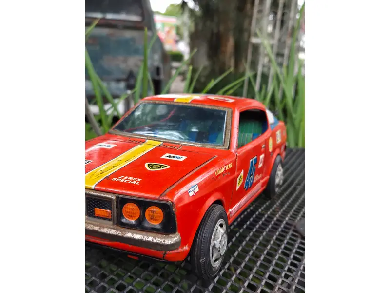 Foto de um(a) Carro Brinquedo Mitsubishi Galant GTO 1970 – Miniatura Clássica de Época, da categoria de Carros e caminhões de brinquedo. Carro brinquedo lendário Mitsubishi Galant GTO 1970, ícone esportivo japonês dos anos 70. Peça vintage, linhas marcantes e... Mostrado de uma perspectiva diferente. Vendido no marketplace Trésors.