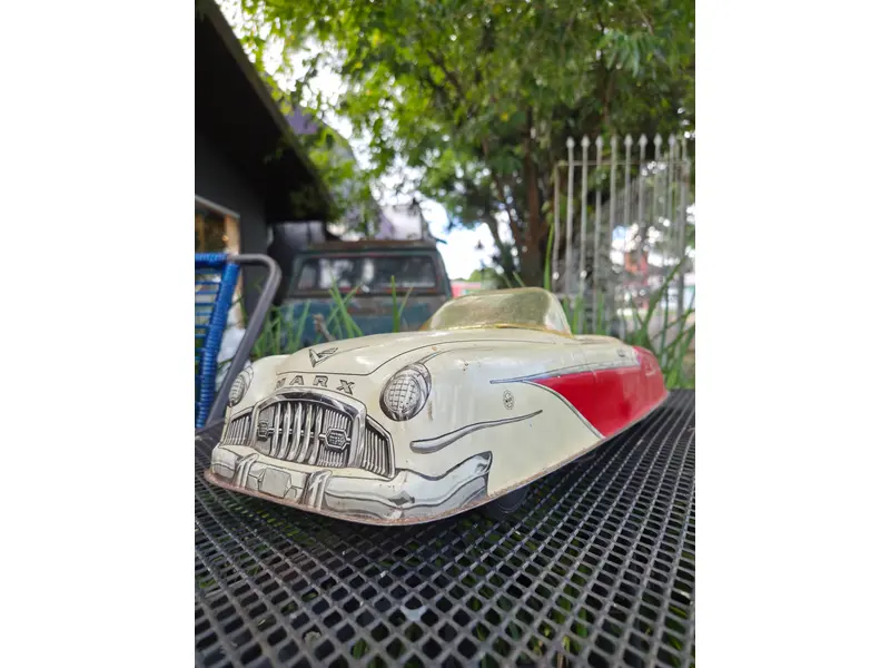 Foto de um(a) Carrinho Americano Marx Sportster, da categoria de Carros e caminhões de brinquedo. Autêntico carrinho americano da renomada fabricante Marx, produzido entre as décadas de 1940 e 1950. Peça original de época,... Mostrado de uma perspectiva diferente. Vendido no marketplace Trésors.