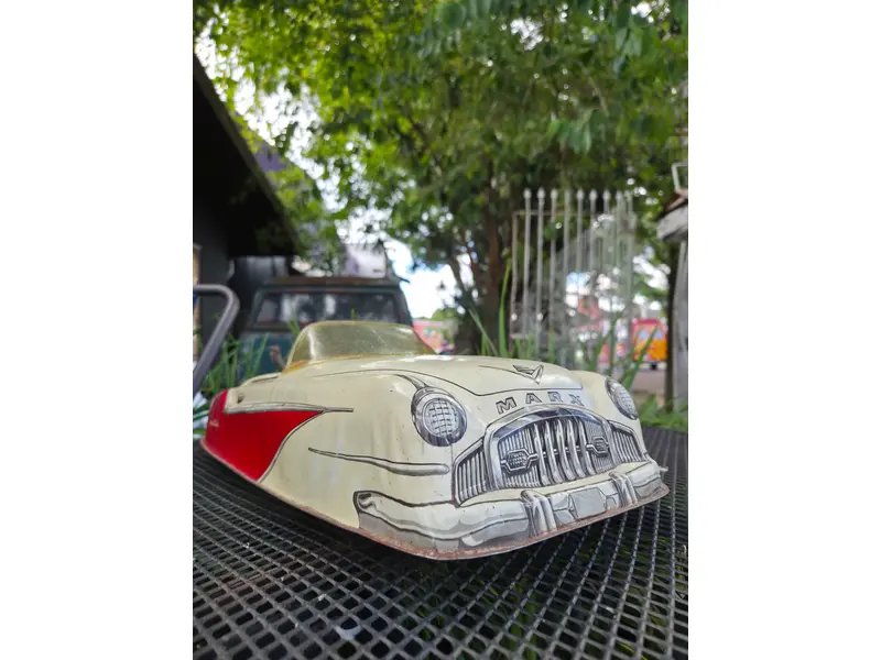 Foto de um(a) Carrinho Americano Marx Sportster, da categoria de Carros e caminhões de brinquedo. Autêntico carrinho americano da renomada fabricante Marx, produzido entre as décadas de 1940 e 1950. Peça original de época,... Mostrado de uma perspectiva diferente. Vendido no marketplace Trésors.