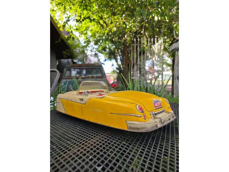 Foto de um(a) Carrinho Americano Marx Sportster, da categoria de Carros e caminhões de brinquedo. Autêntico carrinho americano da renomada fabricante Marx, produzido entre as décadas de 1940 e 1950. Peça original de época,... Mostrado de uma perspectiva diferente. Vendido no marketplace Trésors.