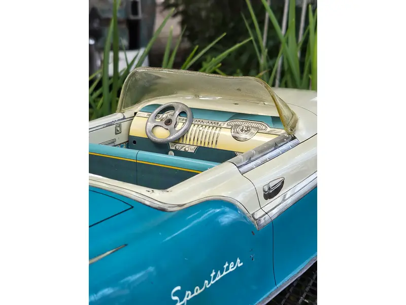 Foto de um(a) Carrinho Americano Marx Sportster, da categoria de Carros e caminhões de brinquedo. Autêntico carrinho americano da renomada fabricante Marx, produzido entre as décadas de 1940 e 1950. Peça original de época,... Mostrado de uma perspectiva diferente. Vendido no marketplace Trésors.