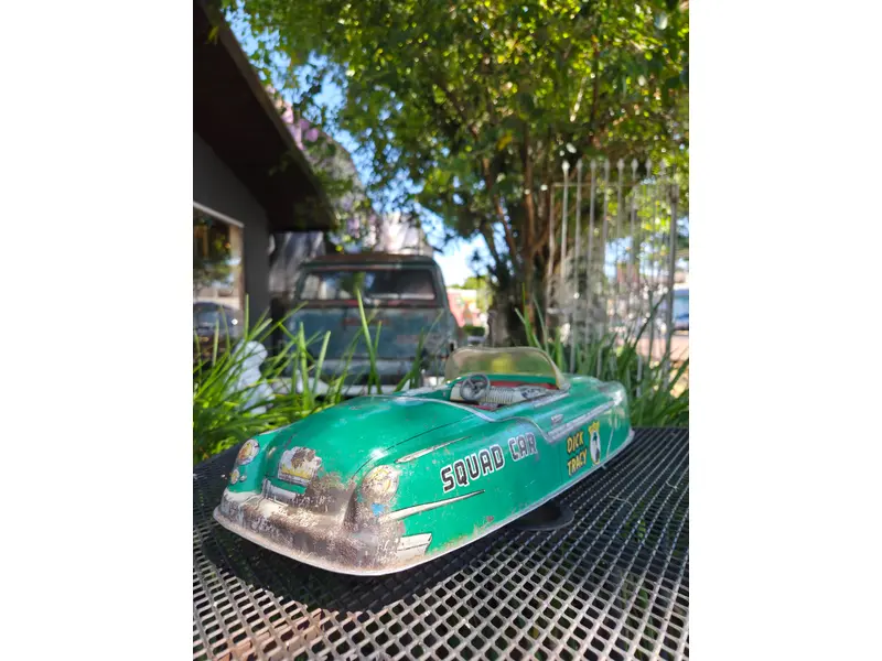 Foto de um(a) Carrinho Americano Marx Squad Car, da categoria de Carros e caminhões de brinquedo. Autêntico carrinho americano da renomada fabricante Marx, produzido entre as décadas de 1940 e 1950. Peça original de época,... Mostrado de uma perspectiva diferente. Vendido no marketplace Trésors.