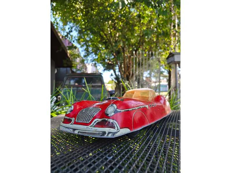 Foto de um(a) Carrinho Americano Marx Falcon, da categoria de Carros e caminhões de brinquedo. Autêntico carrinho americano da renomada fabricante Marx, produzido entre as décadas de 1940 e 1950. Peça original de época,... Mostrado de uma perspectiva diferente. Vendido no marketplace Trésors.