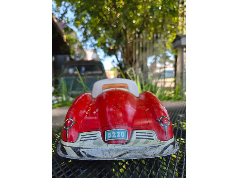 Foto de um(a) Carrinho Americano Marx Falcon, da categoria de Carros e caminhões de brinquedo. Autêntico carrinho americano da renomada fabricante Marx, produzido entre as décadas de 1940 e 1950. Peça original de época,... Mostrado de uma perspectiva diferente. Vendido no marketplace Trésors.