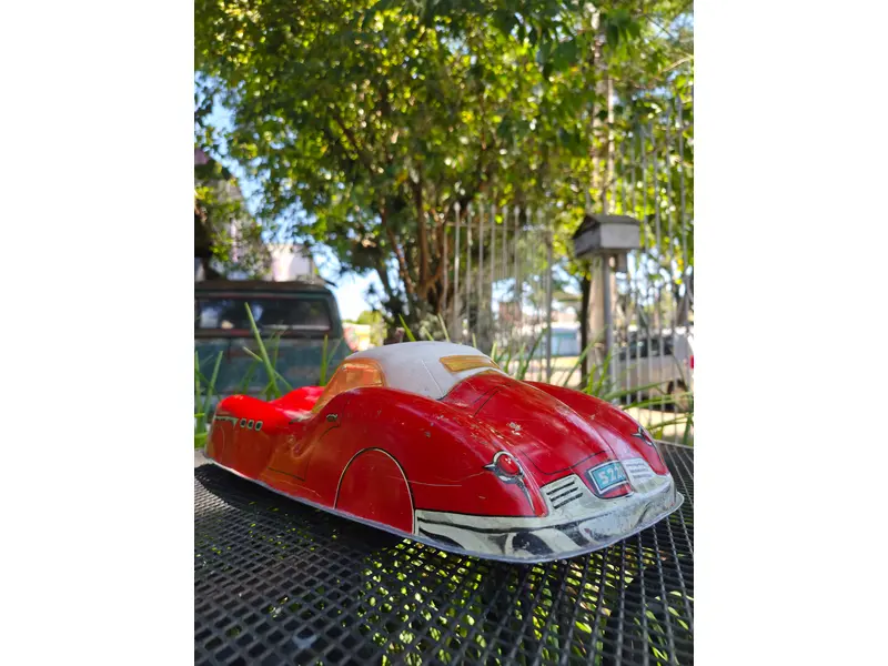 Foto de um(a) Carrinho Americano Marx Falcon, da categoria de Carros e caminhões de brinquedo. Autêntico carrinho americano da renomada fabricante Marx, produzido entre as décadas de 1940 e 1950. Peça original de época,... Mostrado de uma perspectiva diferente. Vendido no marketplace Trésors.