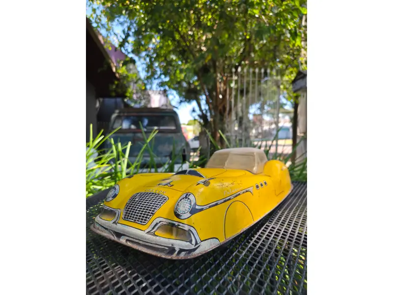 Foto de um(a) Carrinho Americano Marx Falcon, da categoria de Carros e caminhões de brinquedo. Autêntico carrinho americano da renomada fabricante Marx, produzido entre as décadas de 1940 e 1950. Peça original de época,... Mostrado de uma perspectiva diferente. Vendido no marketplace Trésors.
