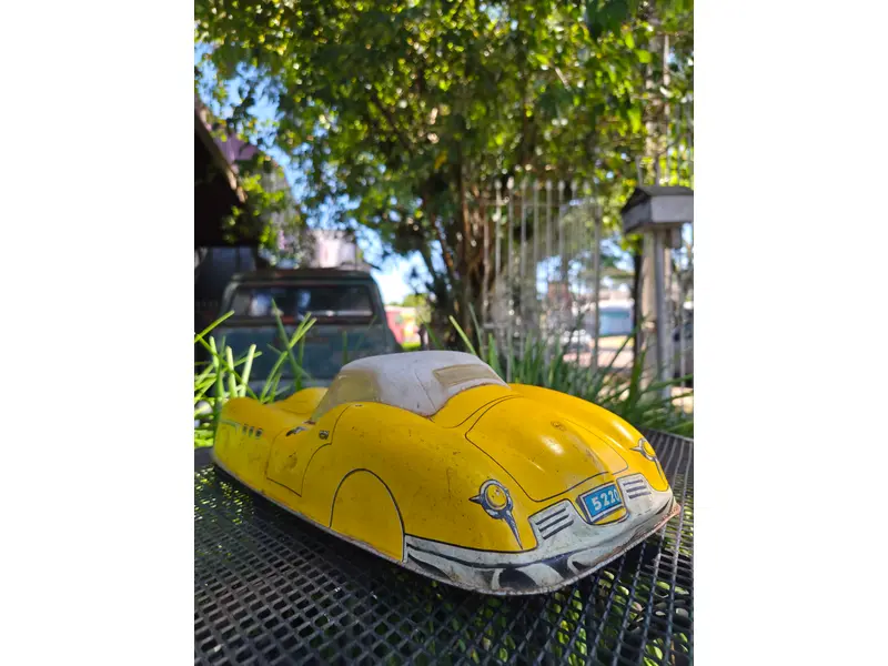 Foto de um(a) Carrinho Americano Marx Falcon, da categoria de Carros e caminhões de brinquedo. Autêntico carrinho americano da renomada fabricante Marx, produzido entre as décadas de 1940 e 1950. Peça original de época,... Mostrado de uma perspectiva diferente. Vendido no marketplace Trésors.