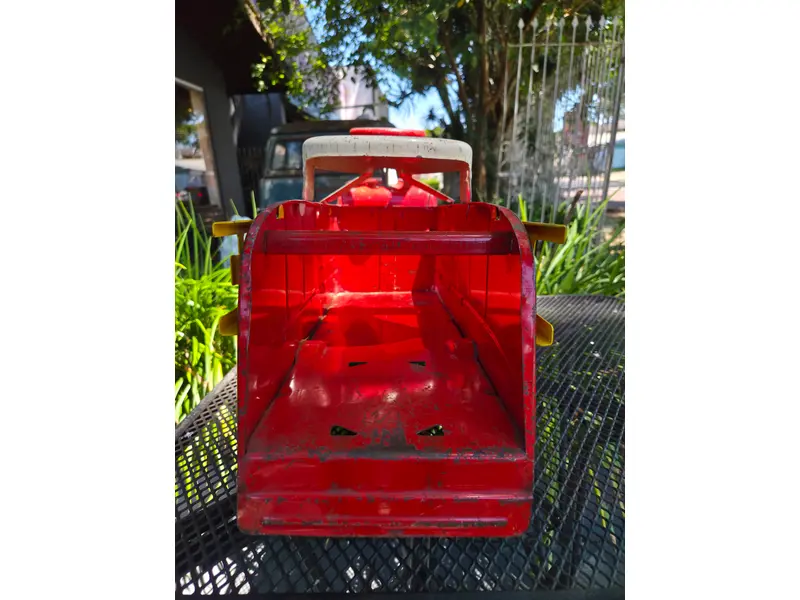 Foto de um(a) Caminhão Bombeiro Marx Toys, da categoria de Carros e caminhões de brinquedo. Caminhão de Bombeiros americano da renomada fabricante Marx Toys, produzido entre as décadas de 1940 e 1950. Peça rara,... Mostrado de uma perspectiva diferente. Vendido no marketplace Trésors.